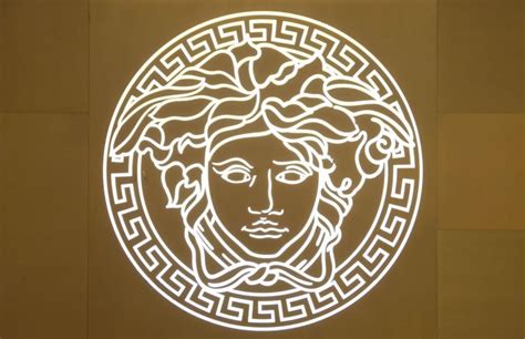 simbolo de versace significado|why does versace use medusa.